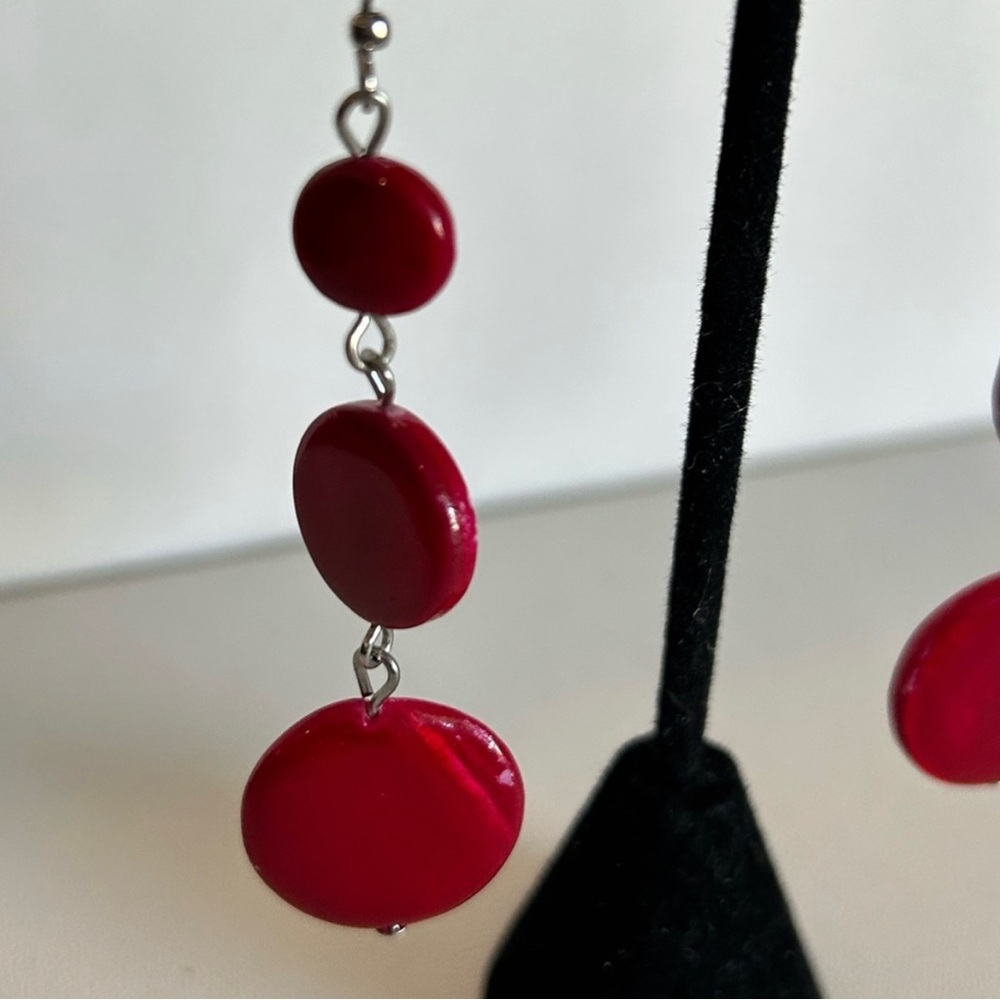 * 60’s VINTAGE Cherry Red Geometric Polka
Dots Dangle Lucite Earrings. - Picture 2 of 2